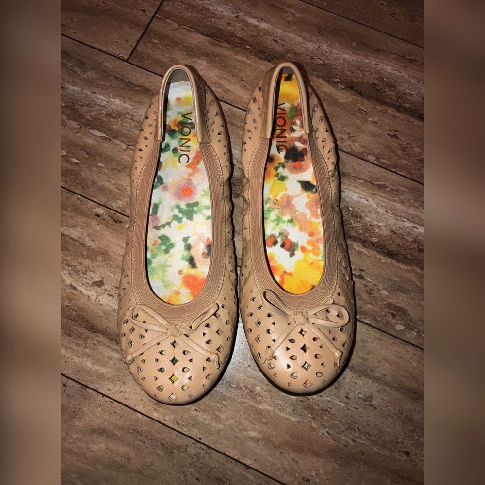 Ladies Vionic Nude Surin Flat Size 7.5